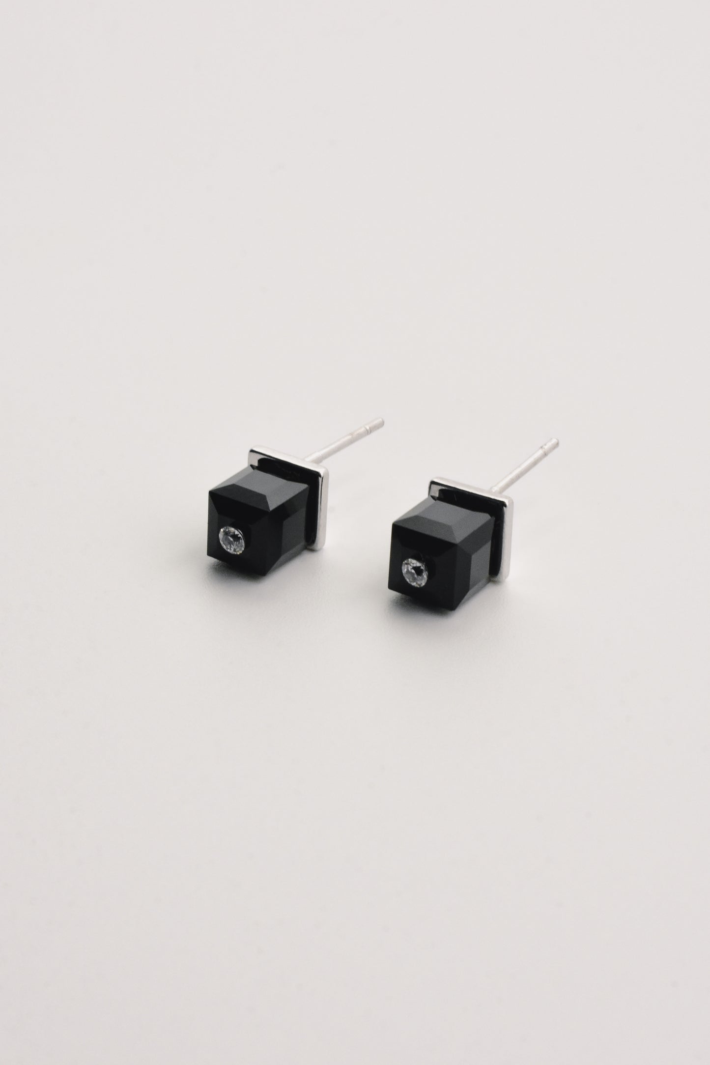 No 47 - Swarovski - Cube 5601 noir 6mm sur base argentée.
