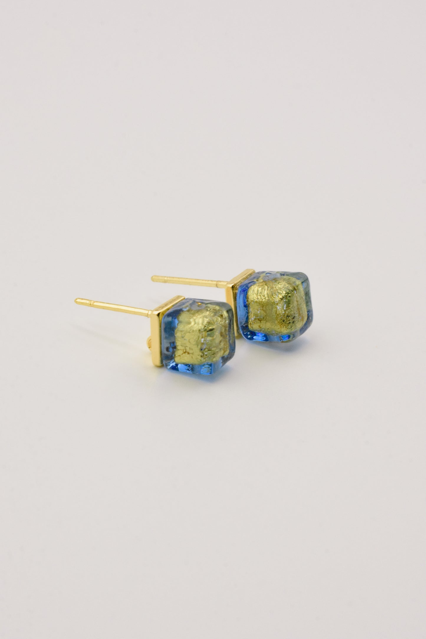 No 28 - Murano - Cube bleu 6mm Moretti et feuille d'or 24 carats sur base dorée.