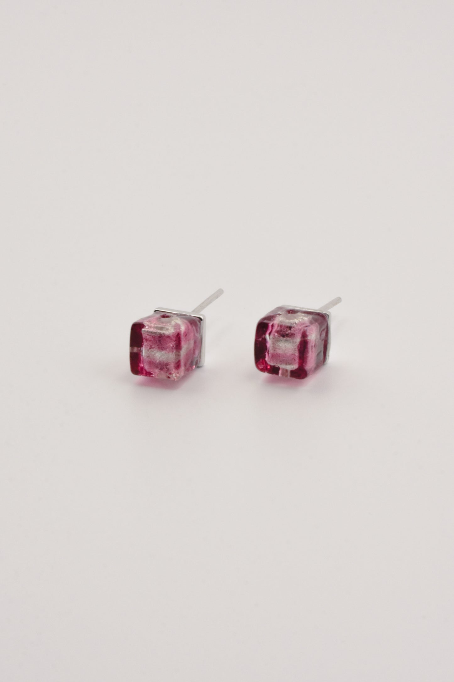No 29 - Murano - Cube Rubino 6mm et feuille d'or blanc sur base argentée.