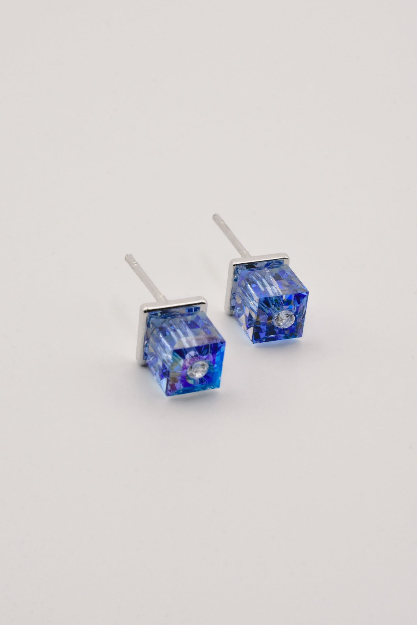 No 51 - Swarovski - Cube 5601 bleu saphir 6mm sur base argentée.