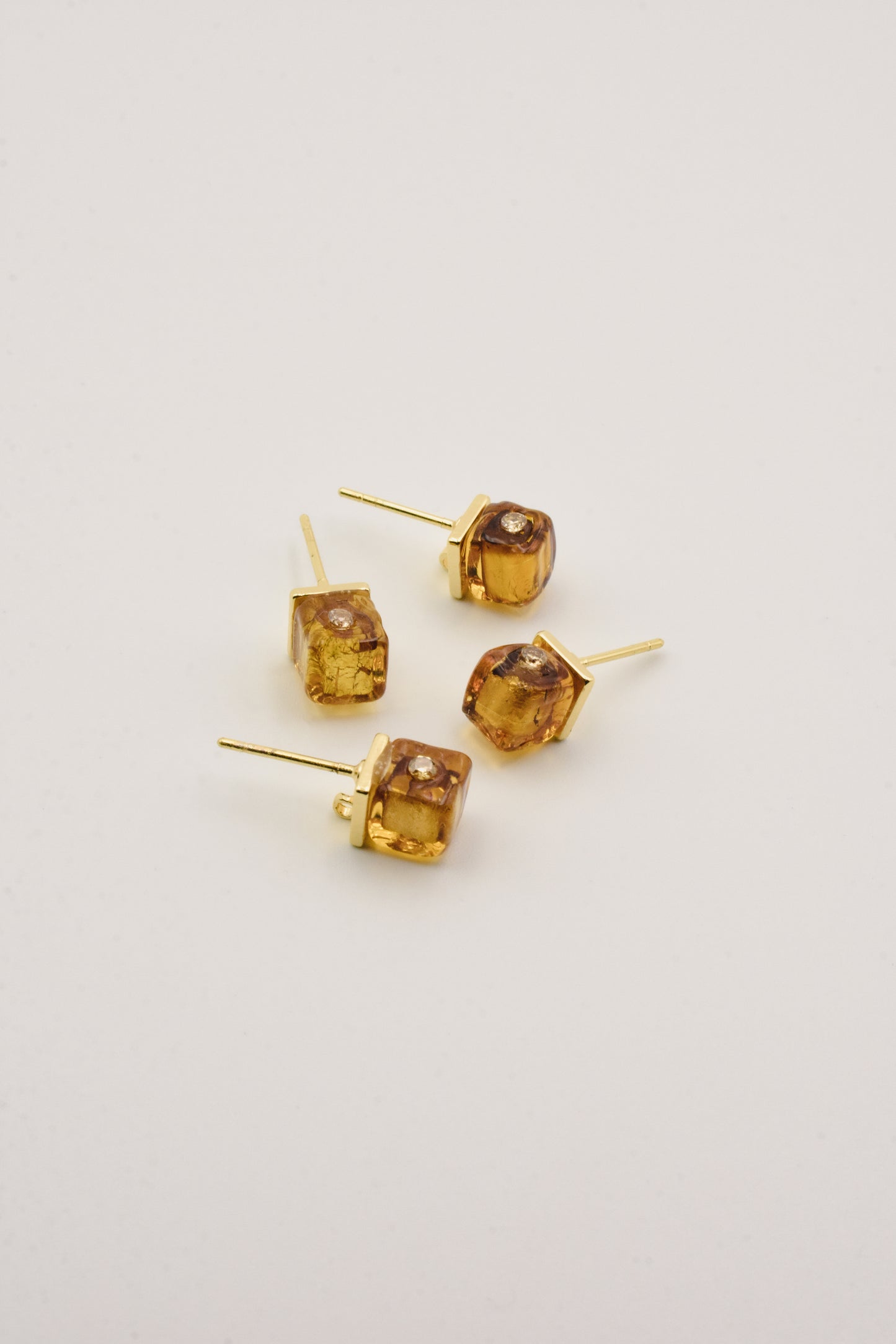 No 27 - Murano - Cube ambre 6mm sur base dorée.