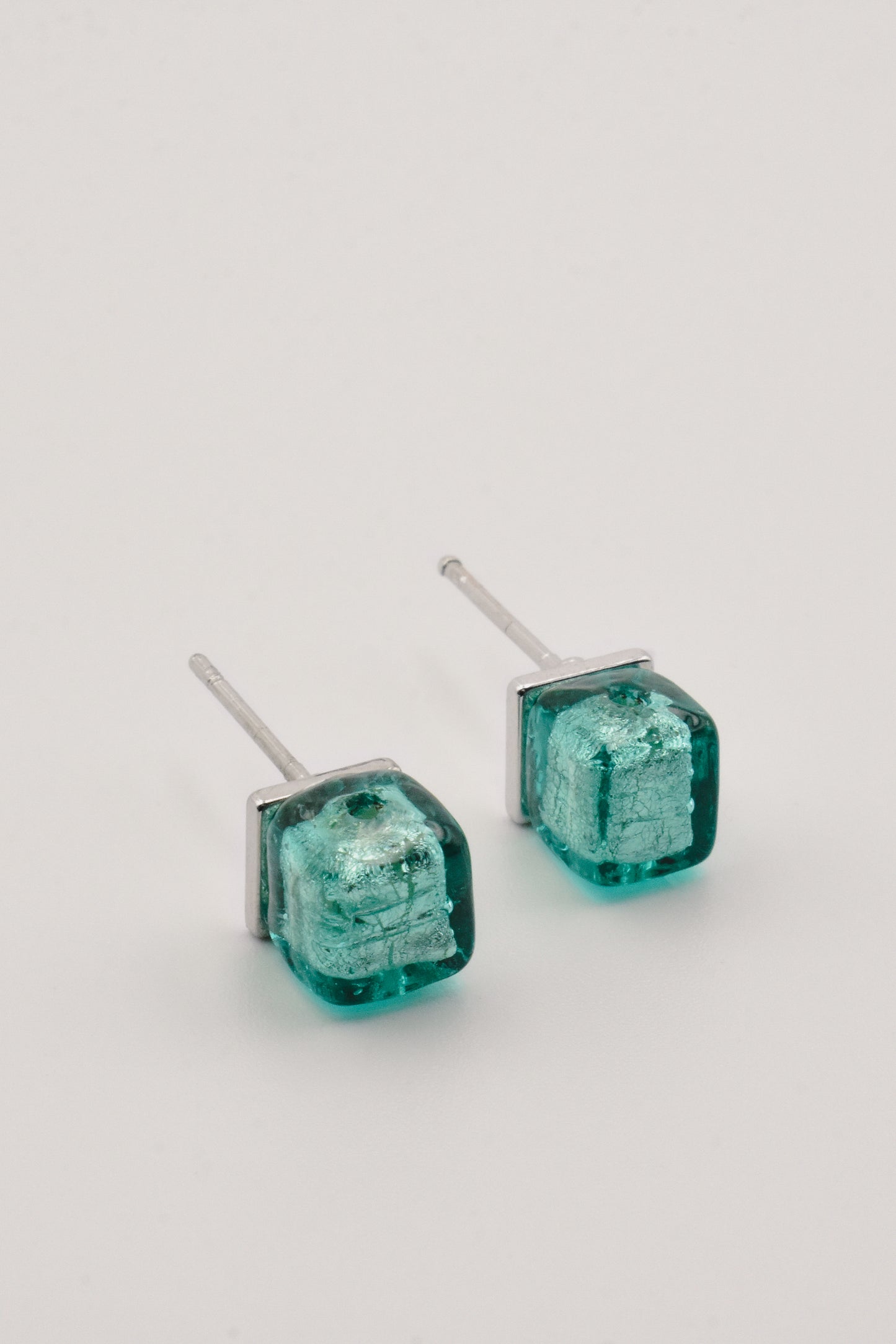 No 30 - Murano - Cube Verde Marino 6mm et feuille d'or blanc sur base argentée.