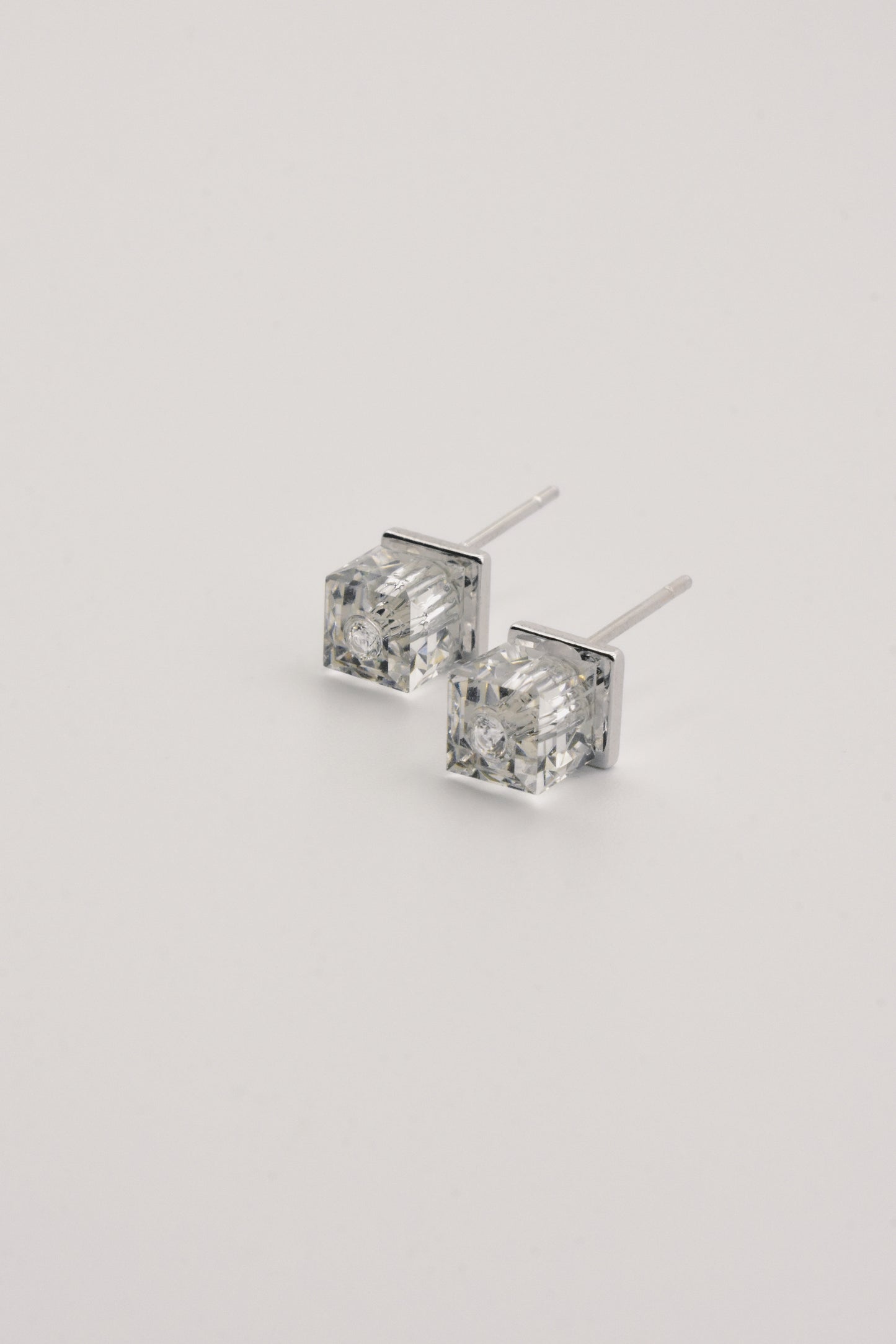 No 49 - Swarovski - Cube 5601 cristal clair 6mm sur base argentée.