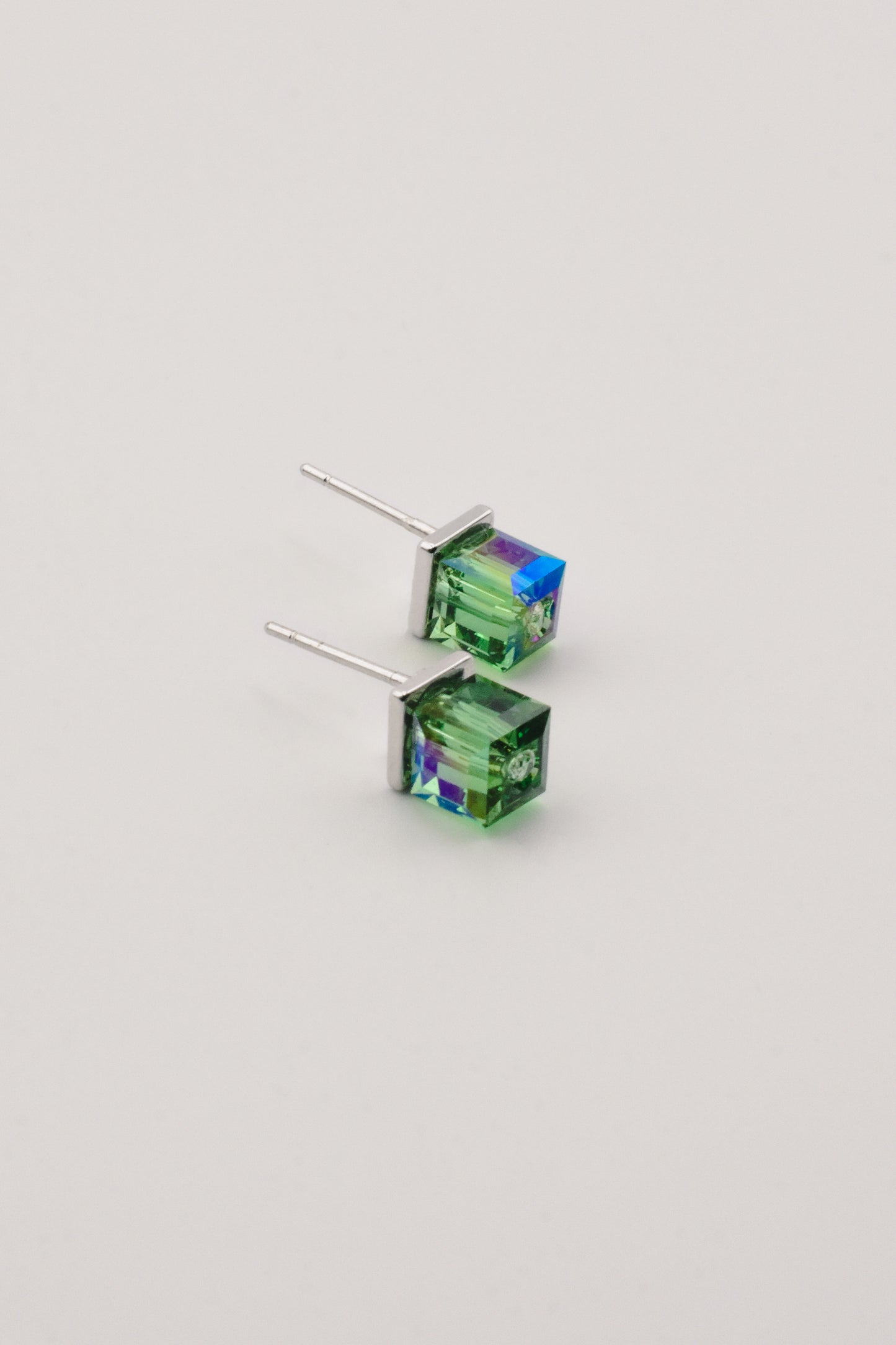 No 50 - Swarovski - Cube 5601 vert clair 6mm sur base argentée.