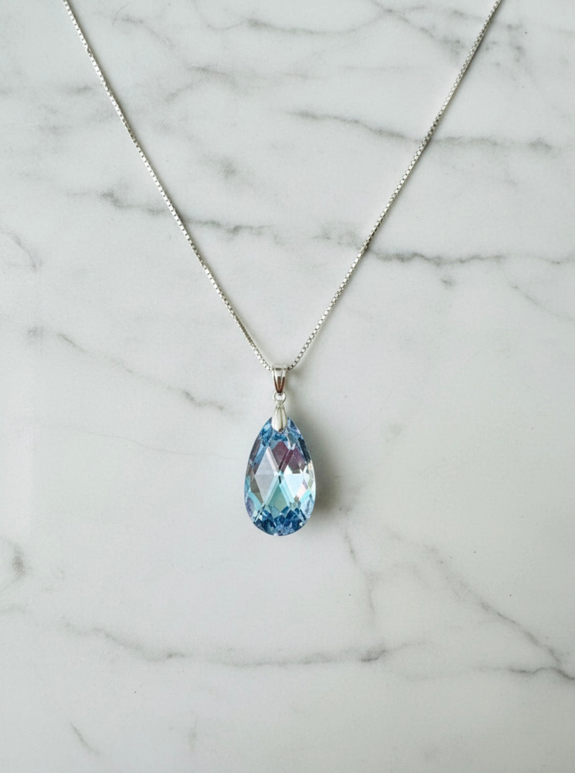 N0 64 - Swarovski 6106 Vitrail light sur chaîne argent