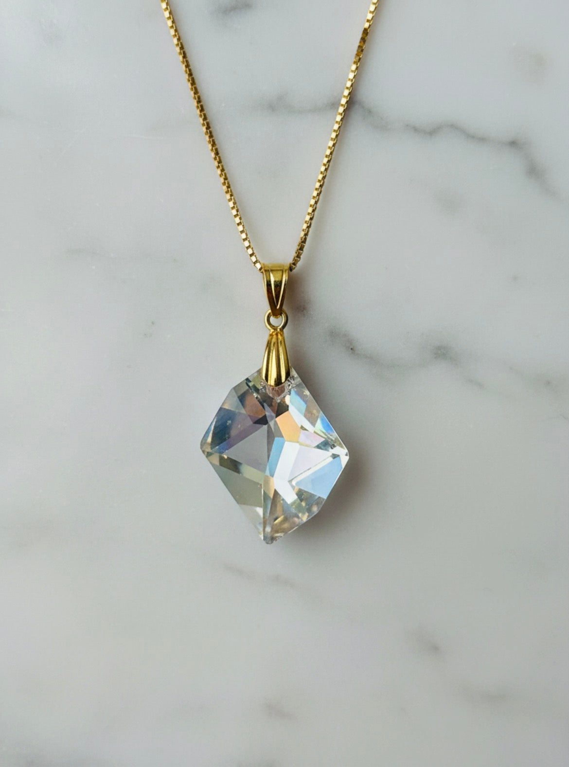 N0 68 - Swarovski 6680 Cristal transparent sur chaîne plaquée or