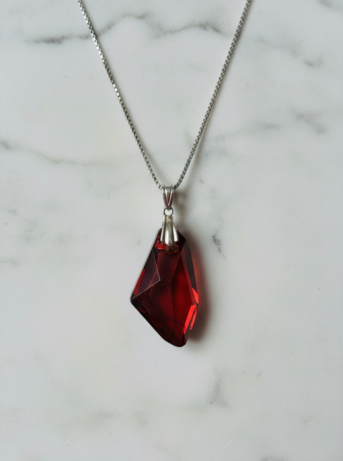 N0 65 - Swarovski 6656 Rouge magma sur chaîne argent