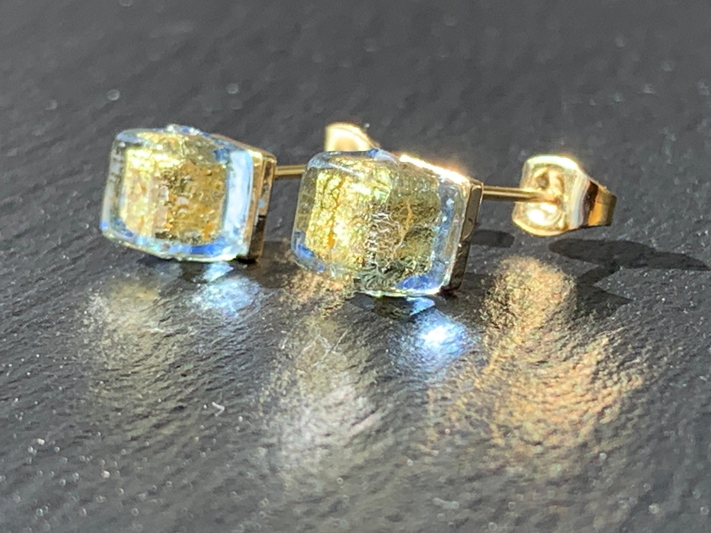 No 28 - Murano - Cube bleu 6mm Moretti et feuille d'or 24 carats sur base dorée.