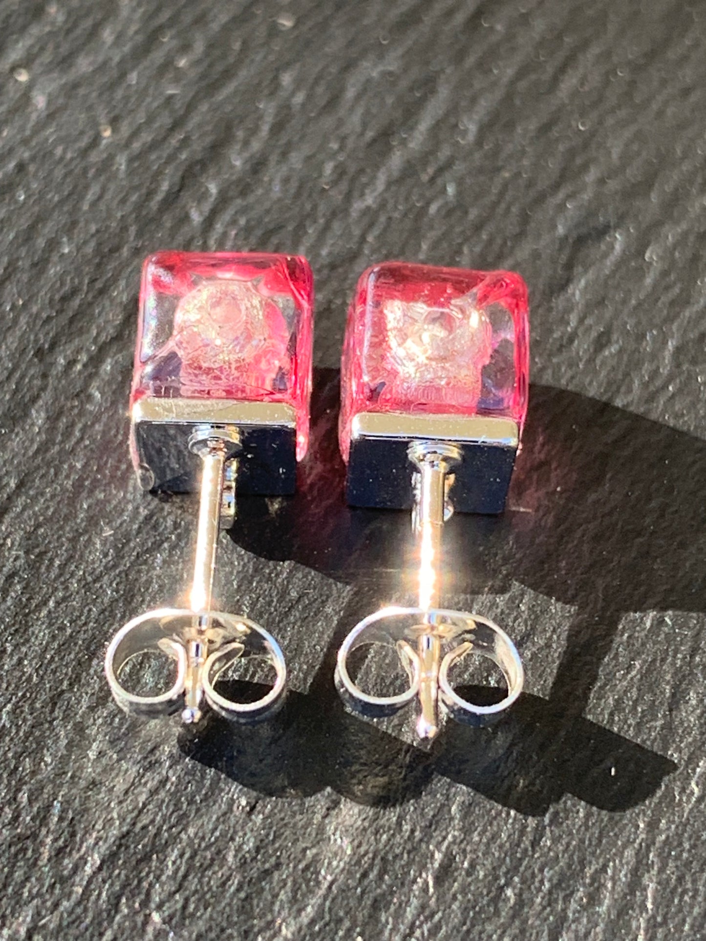 No 29 - Murano - Cube Rubino 6mm et feuille d'or blanc sur base argentée.