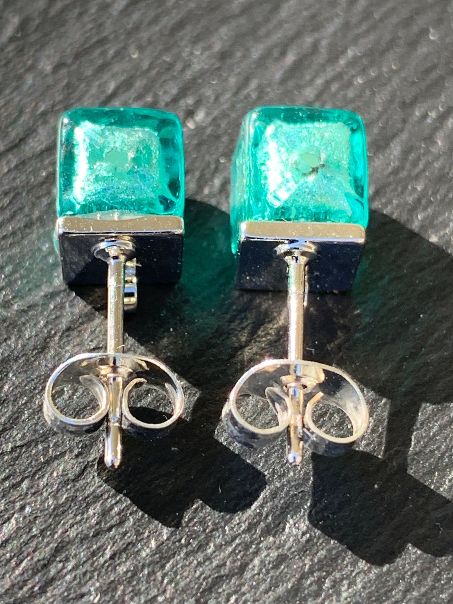 No 30 - Murano - Cube Verde Marino 6mm et feuille d'or blanc sur base argentée.