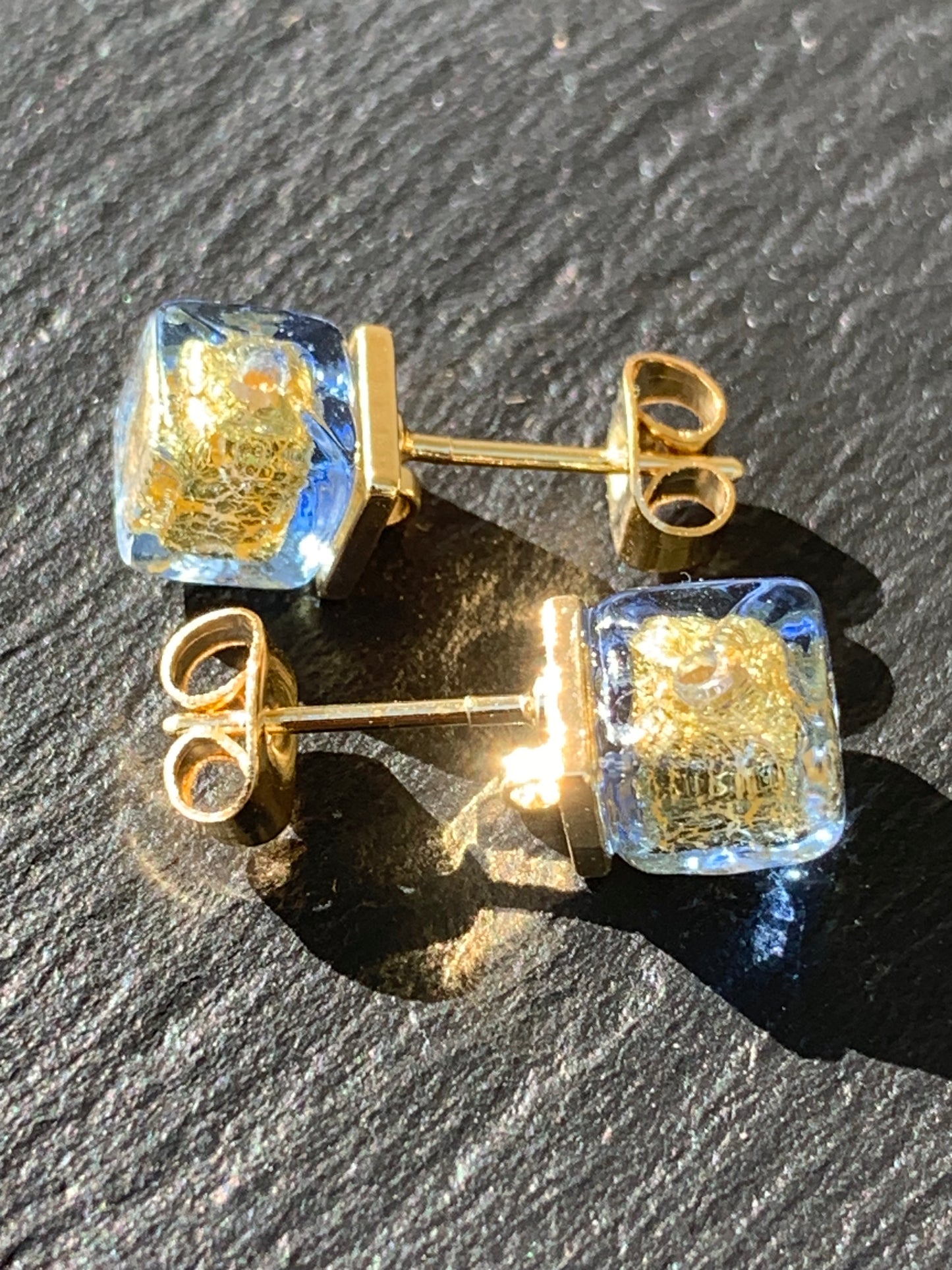 No 28 - Murano - Cube bleu 6mm Moretti et feuille d'or 24 carats sur base dorée.