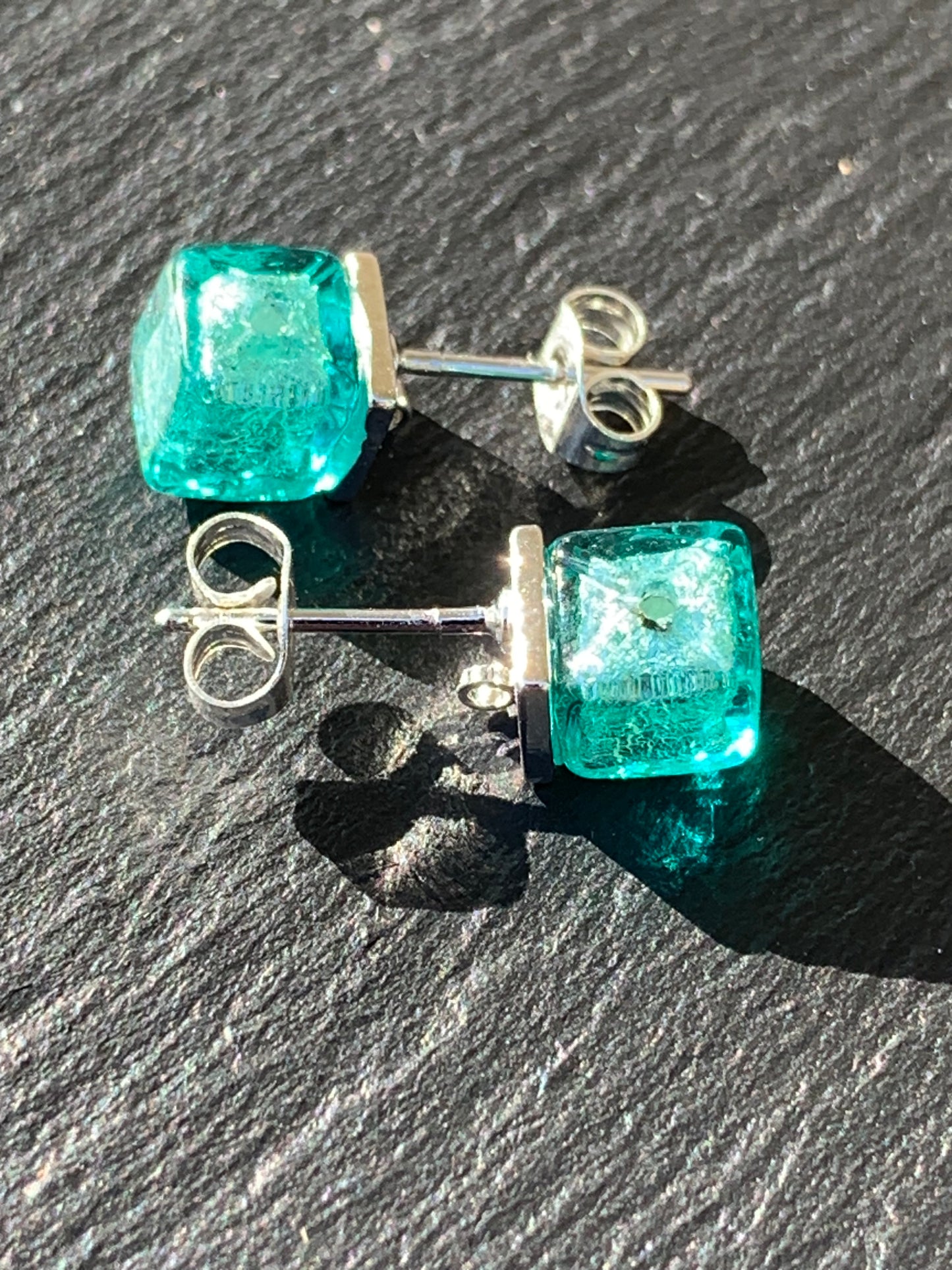 No 30 - Murano - Cube Verde Marino 6mm et feuille d'or blanc sur base argentée.