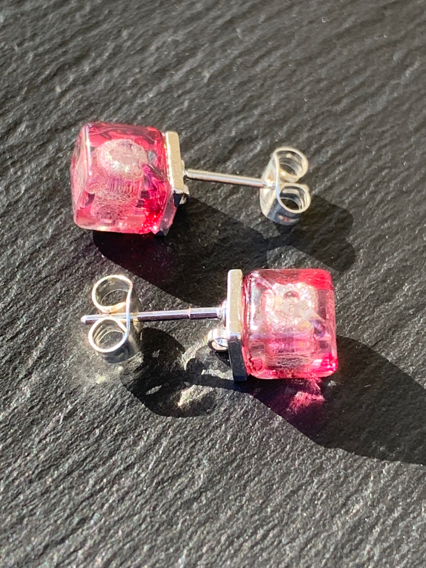 No 29 - Murano - Cube Rubino 6mm et feuille d'or blanc sur base argentée.