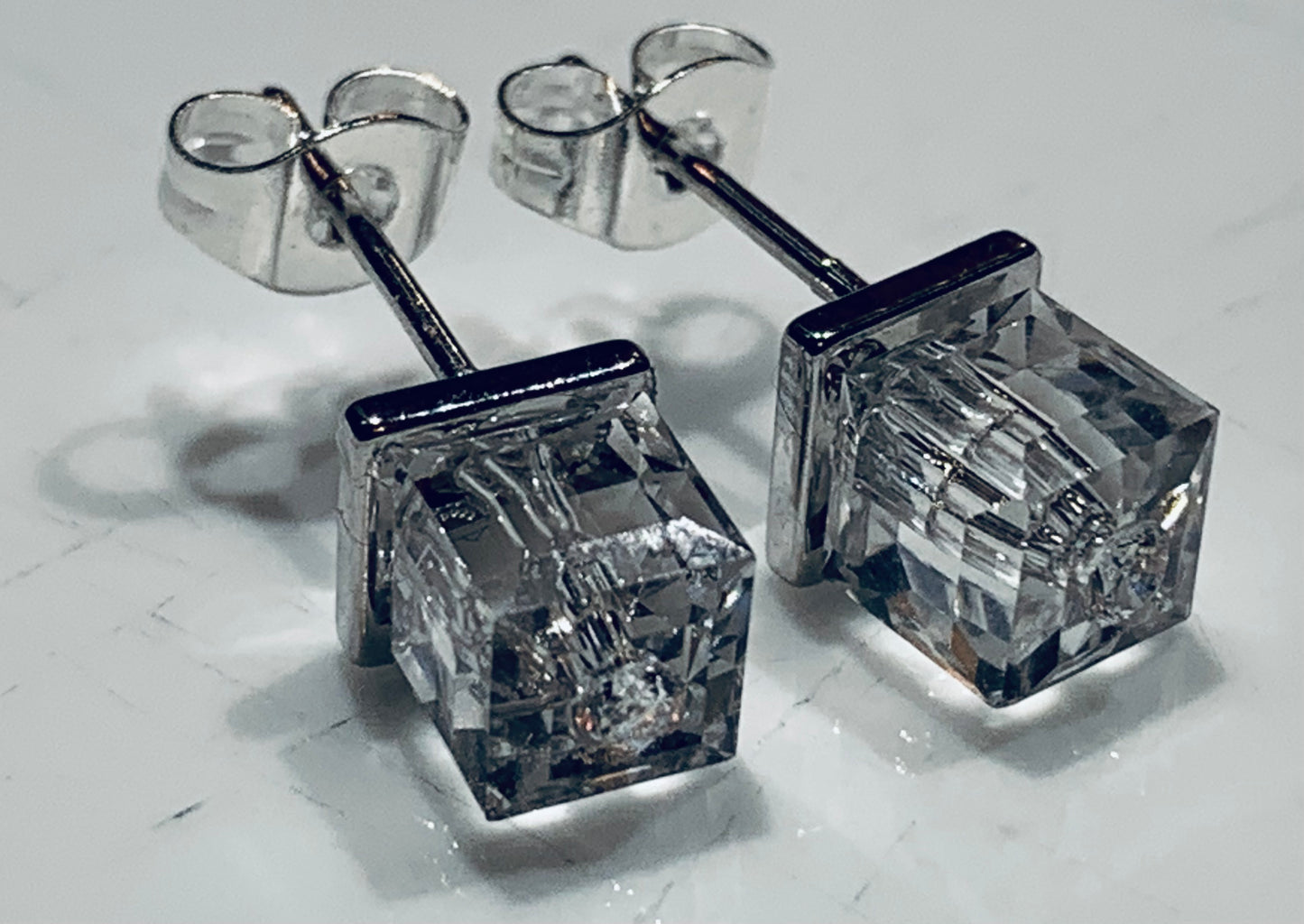 No 49 - Swarovski - Cube 5601 cristal clair 6mm sur base argentée.