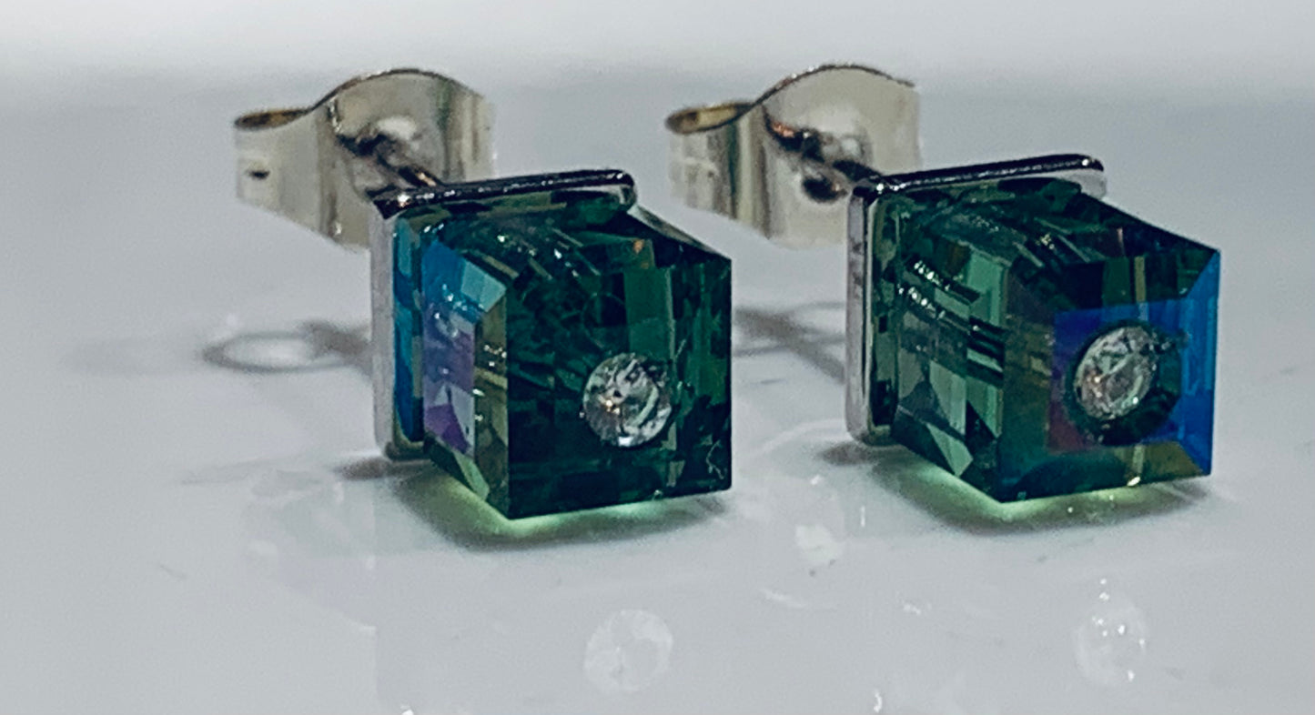 No 50 - Swarovski - Cube 5601 vert clair 6mm sur base argentée.