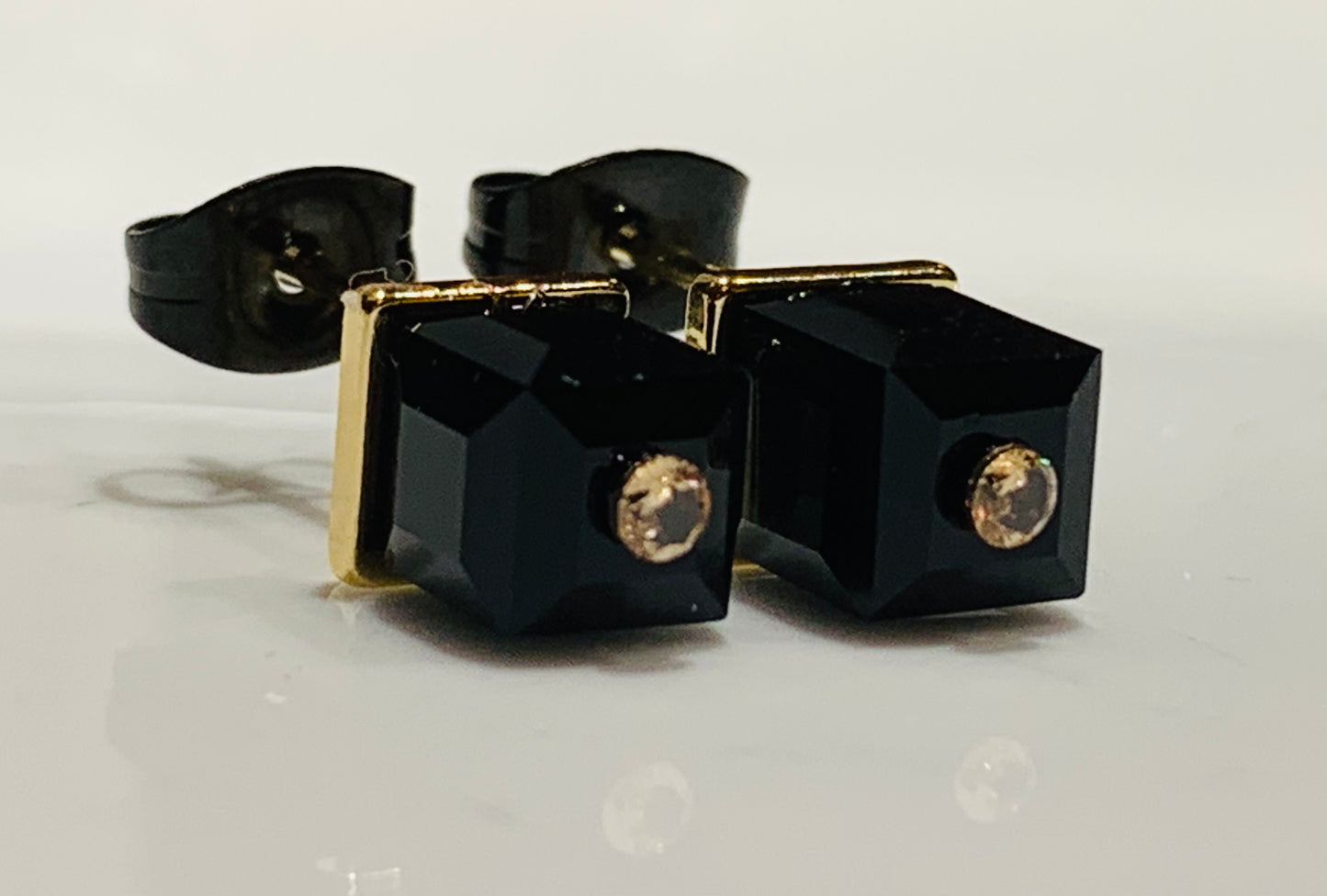 No 48 - Swarovski - Cube 5601 noir 6mm sur base dorée.