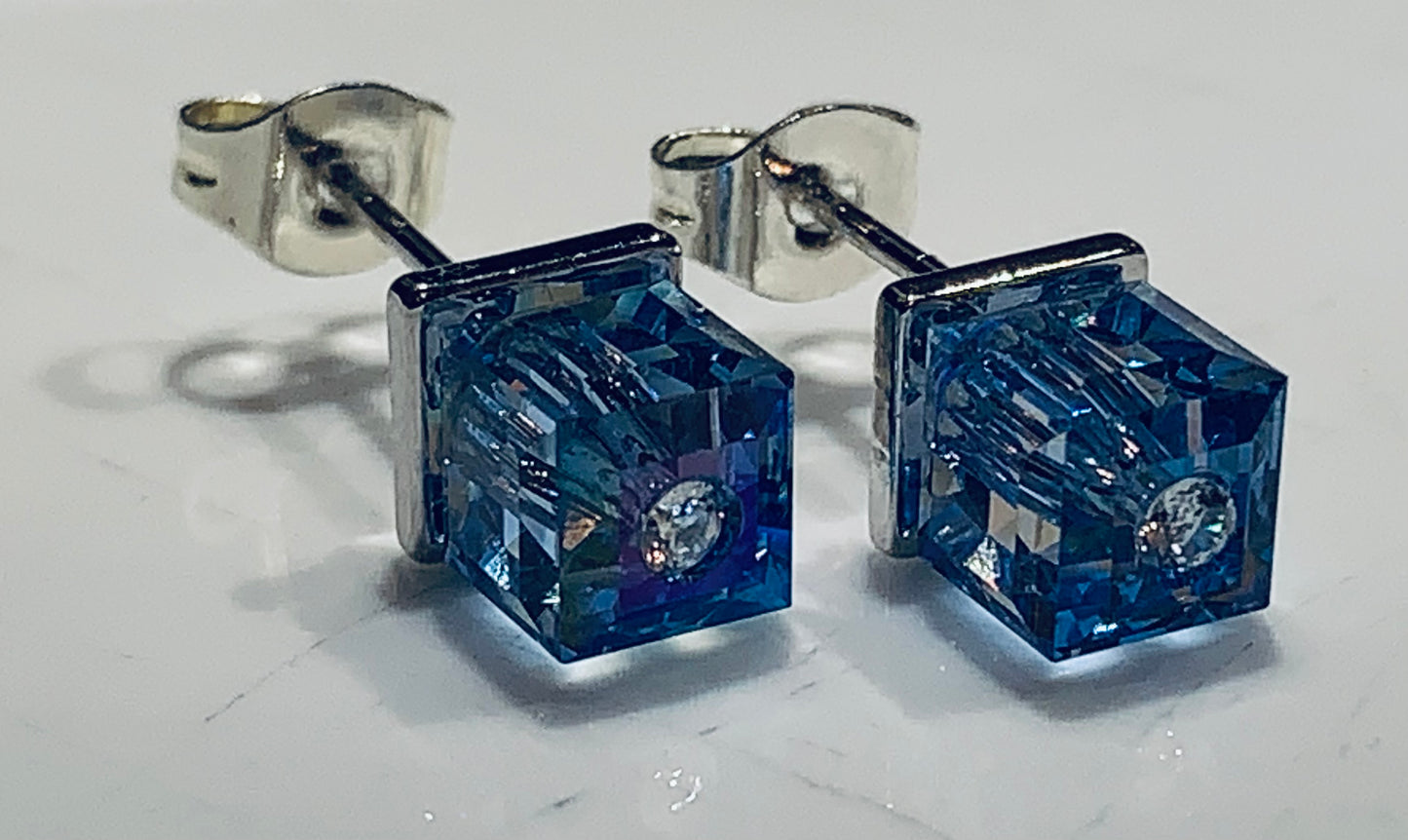 No 51 - Swarovski - Cube 5601 bleu saphir 6mm sur base argentée.