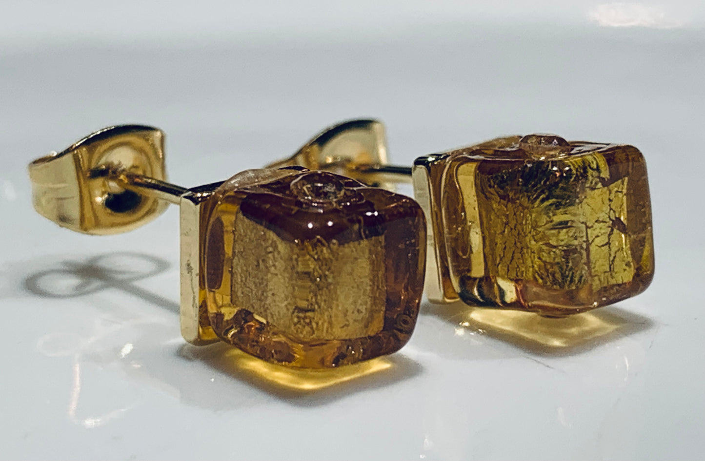 No 27 - Murano - Cube ambre 6mm sur base dorée.