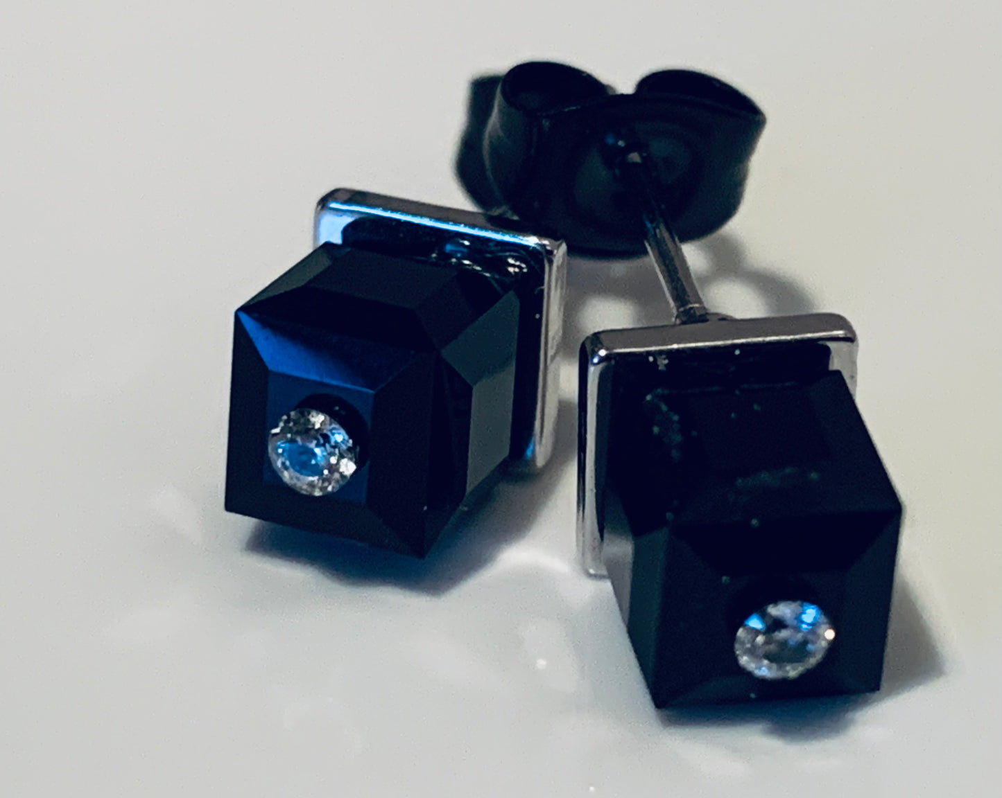 No 47 - Swarovski - Cube 5601 noir 6mm sur base argentée.