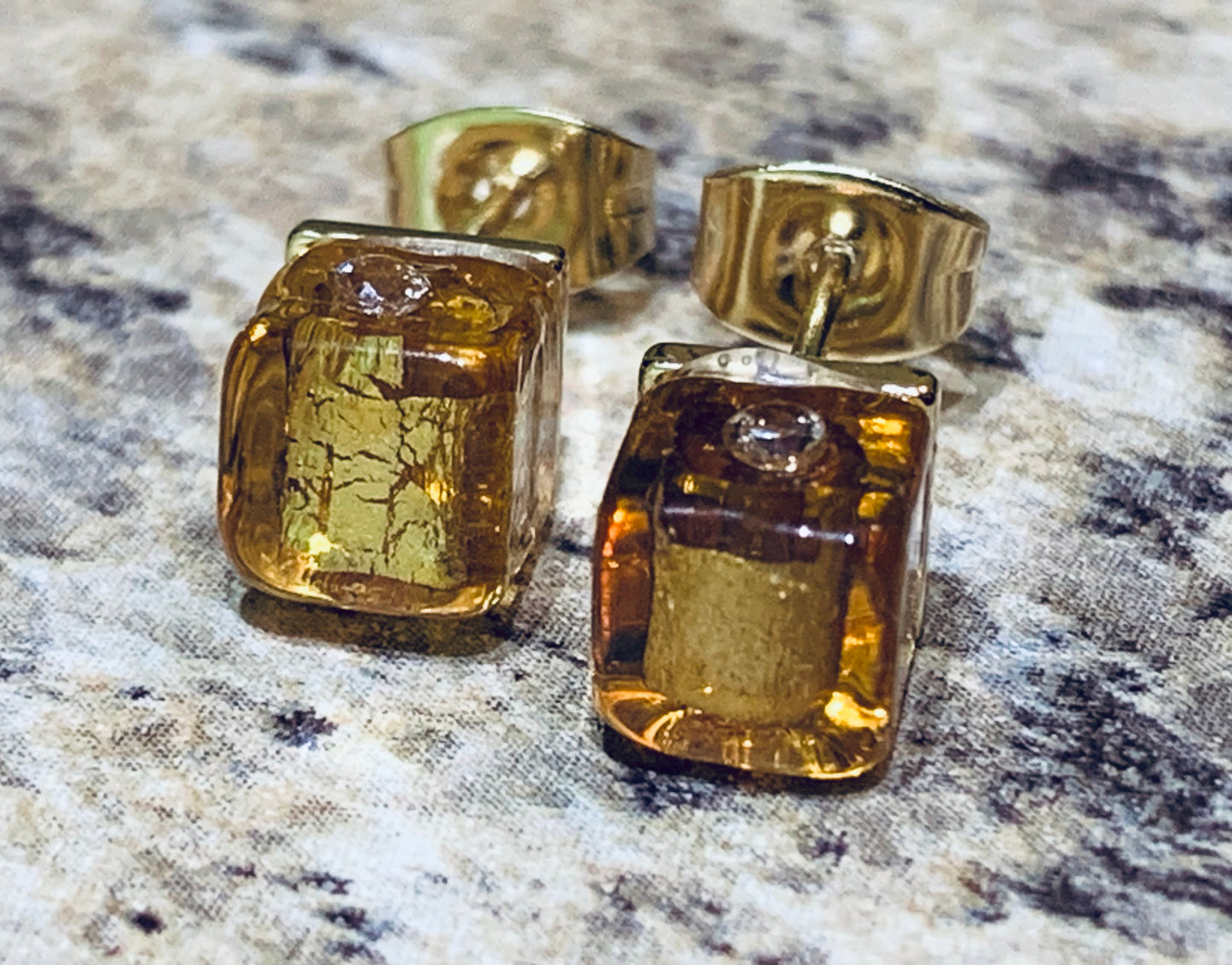 No 27 - Murano - Cube ambre 6mm sur base dorée.