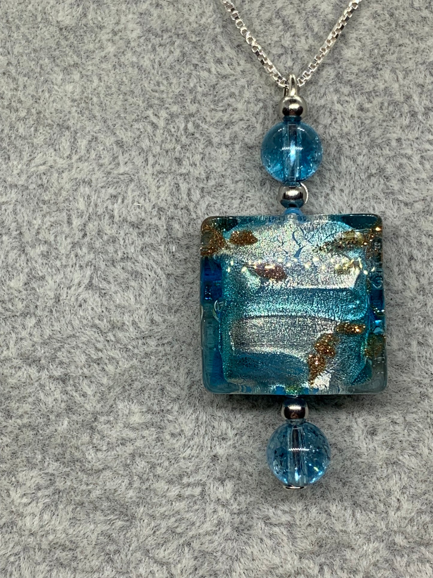 No 34 - Murano - Carré 20mm Bombata feuille or blanc 24 carats bleu aigue-marine.
