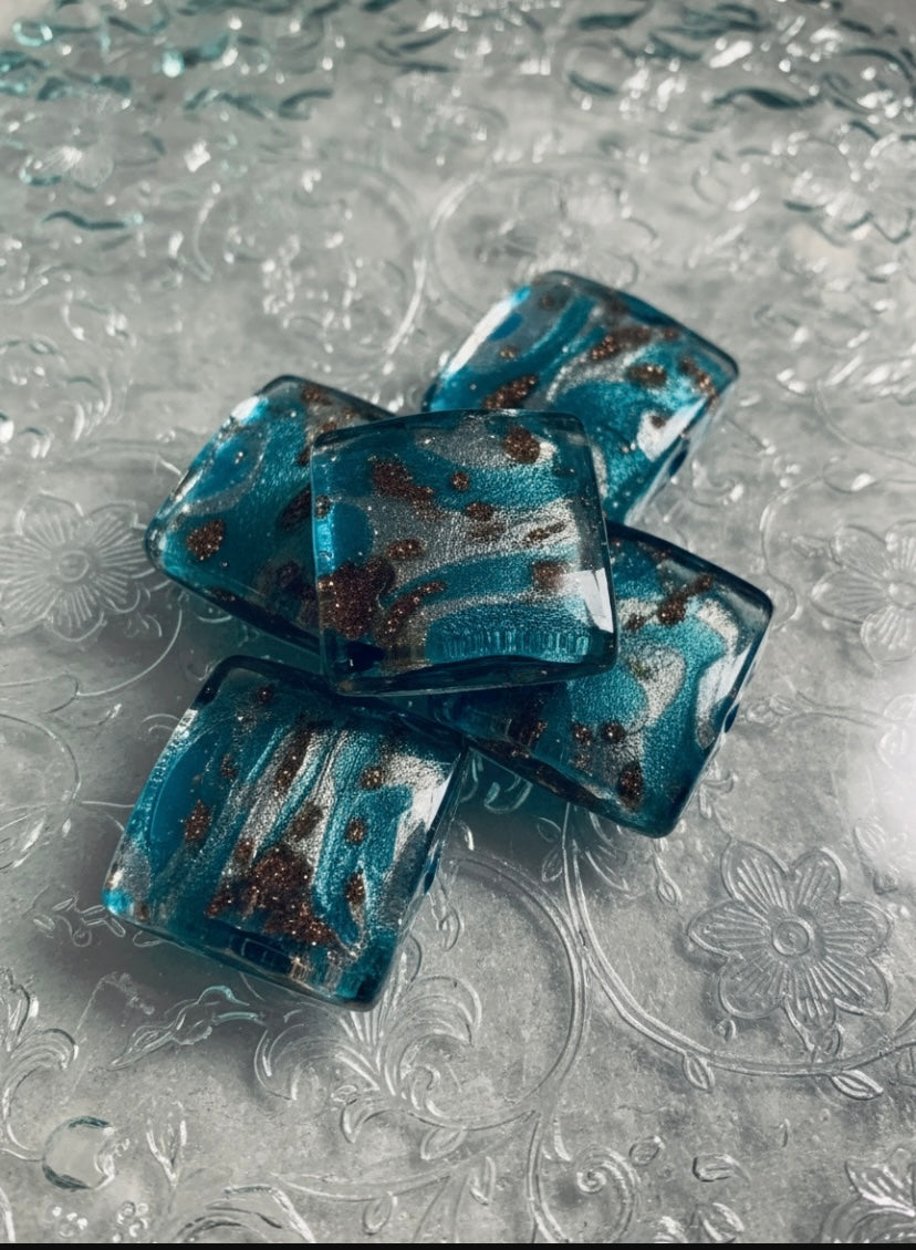 No 34 - Murano - Carré 20mm Bombata feuille or blanc 24 carats bleu aigue-marine.