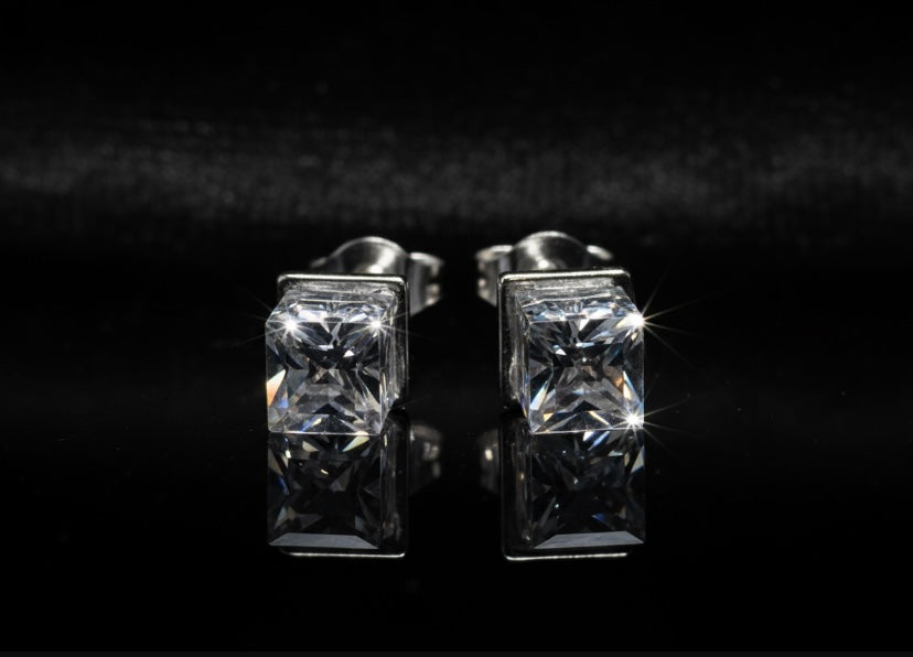 No 49 - Swarovski - Cube 5601 cristal clair 6mm sur base argentée.