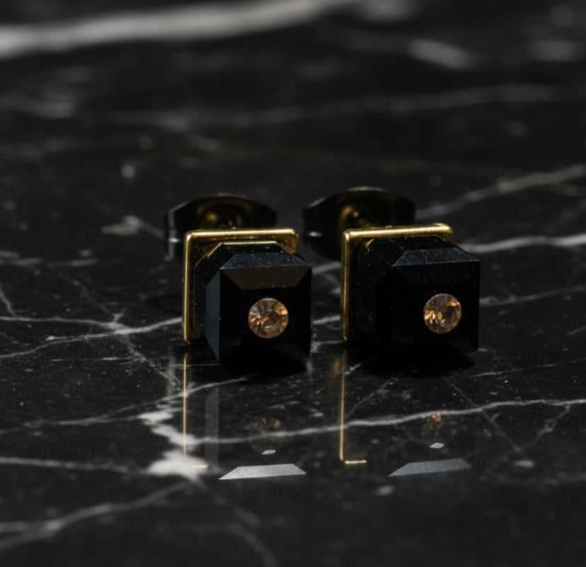 No 48 - Swarovski - Cube 5601 noir 6mm sur base dorée.