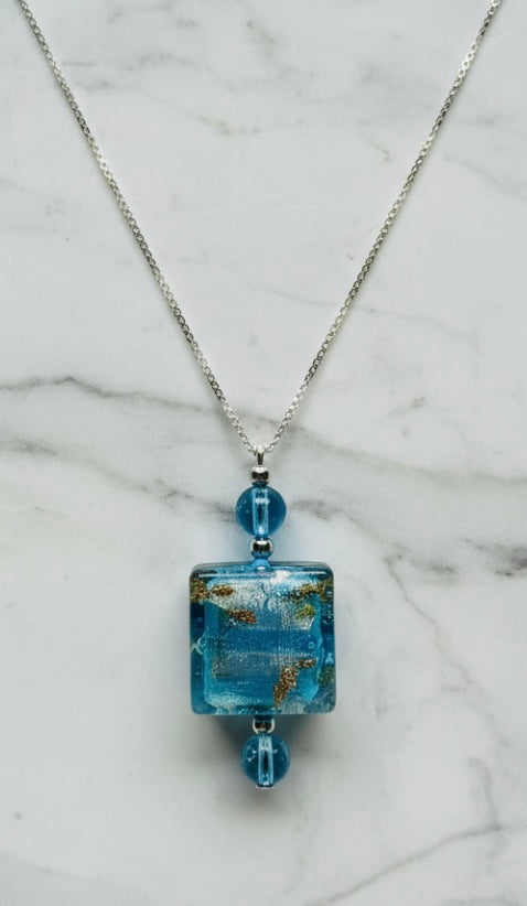 No 34 - Murano - Carré 20mm Bombata feuille or blanc 24 carats bleu aigue-marine.