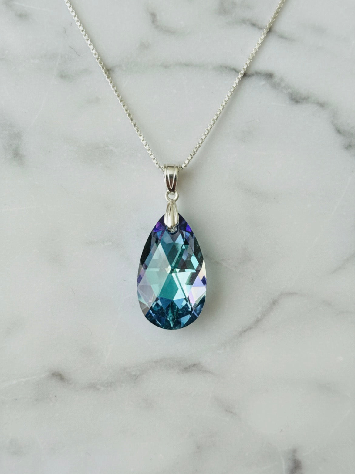 N0 64 - Swarovski 6106 Vitrail light sur chaîne argent