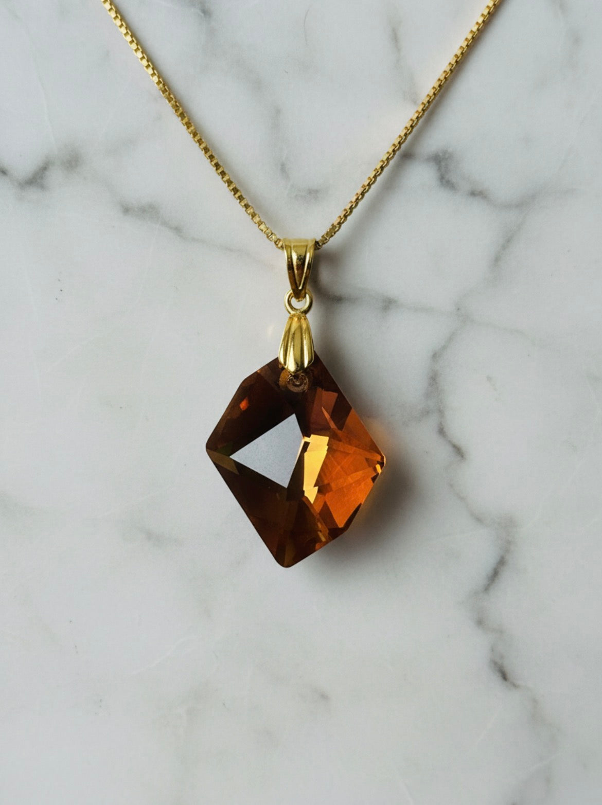 N0 66 - Swarovski 6680 Ambre cosmique sur chaîne plaquée or