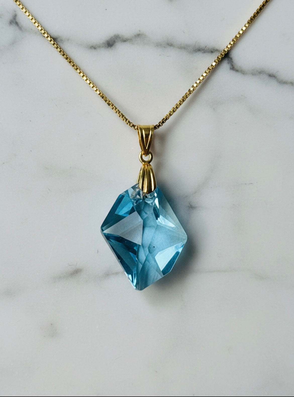 No 69 - Swarovski 6680 Cristal aigue-marine sur chaîne plaquée or