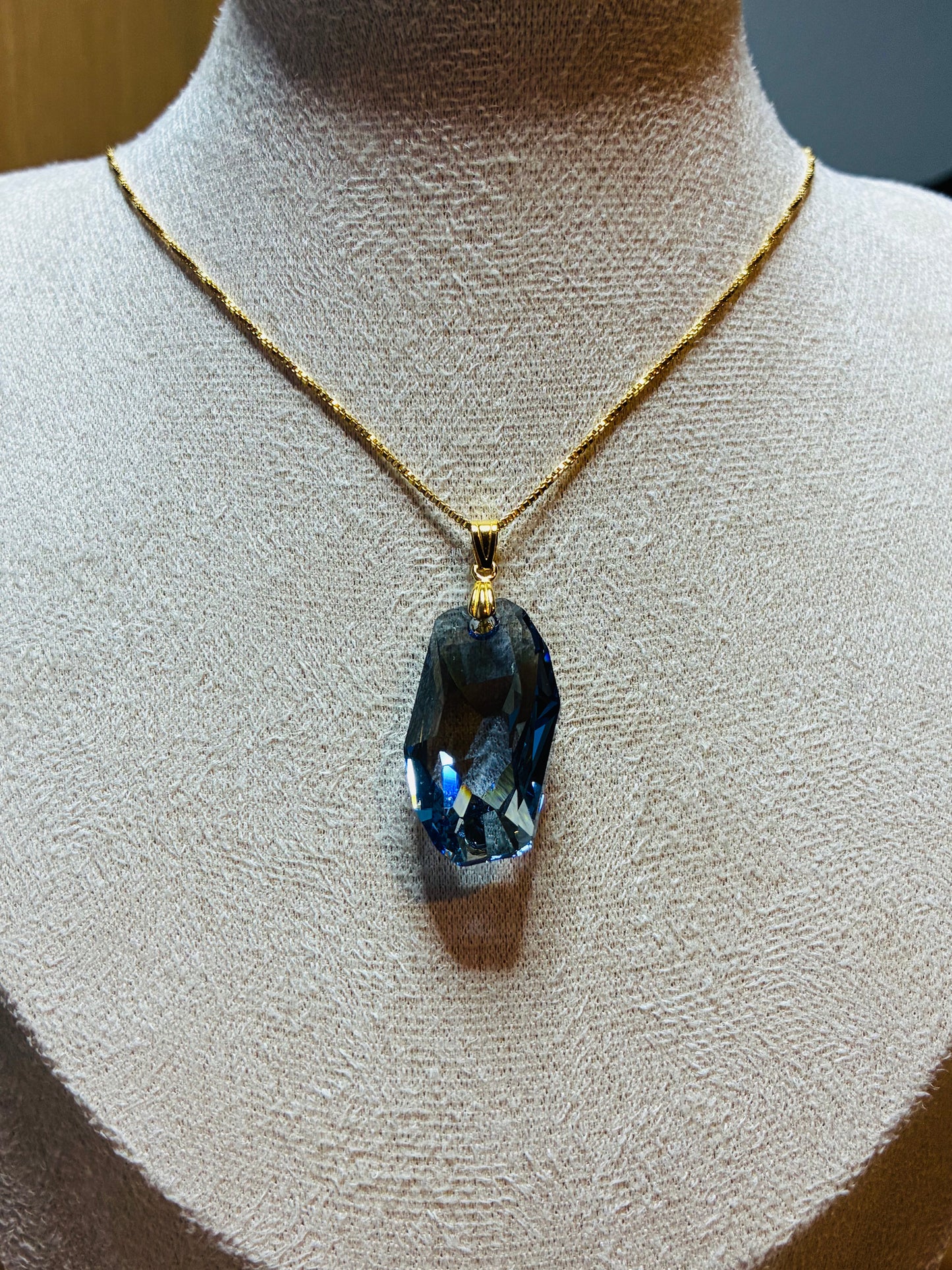 N0 67 - Swarovski 6673 Meteor bleu denim sur chaîne plaquée or