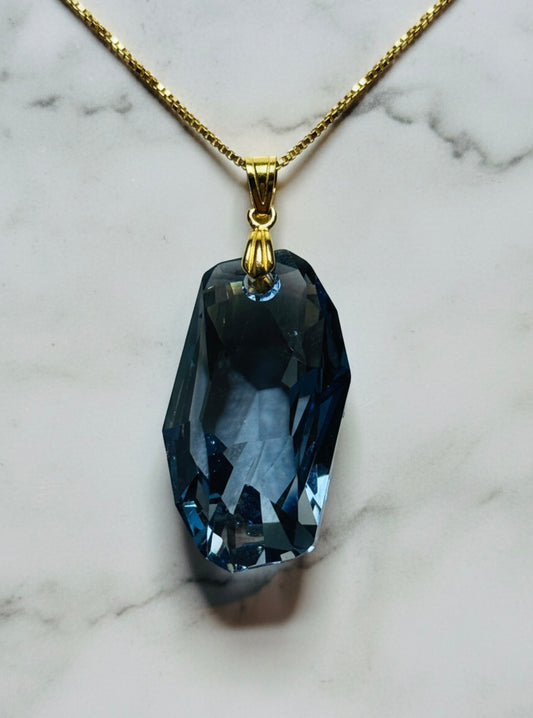 N0 67 - Swarovski 6673 Meteor bleu denim sur chaîne plaquée or