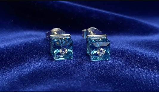No 51 - Swarovski - Cube 5601 bleu saphir 6mm sur base argentée.