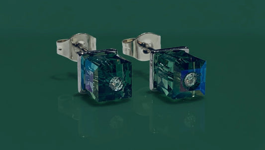 No 50 - Swarovski - Cube 5601 vert clair 6mm sur base argentée.