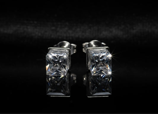 No 49 - Swarovski - Cube 5601 cristal clair 6mm sur base argentée.