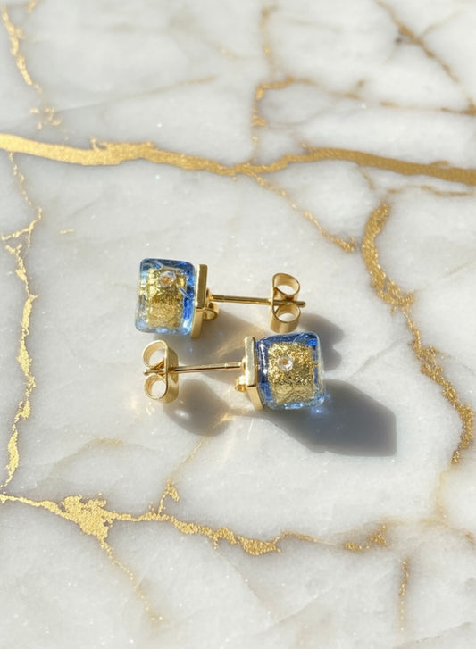No 28 - Murano - Cube bleu 6mm Moretti et feuille d'or 24 carats sur base dorée.