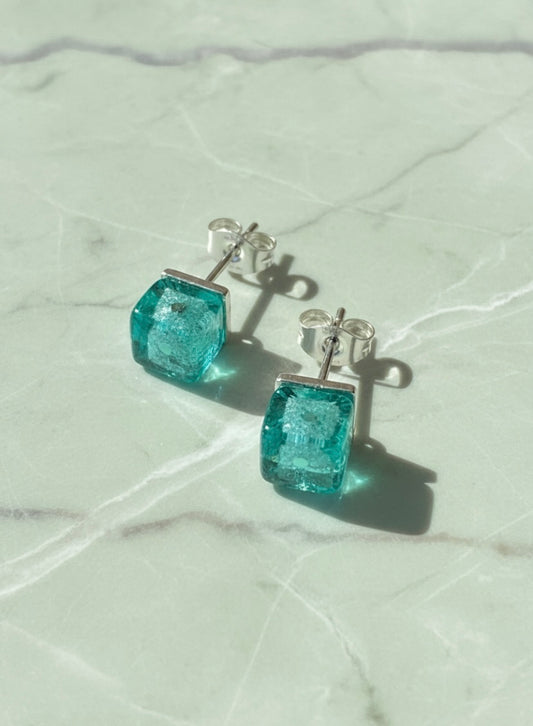 No 30 - Murano - Cube Verde Marino 6mm et feuille d'or blanc sur base argentée.