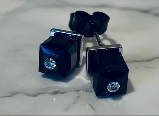No 47 - Swarovski - Cube 5601 noir 6mm sur base argentée.