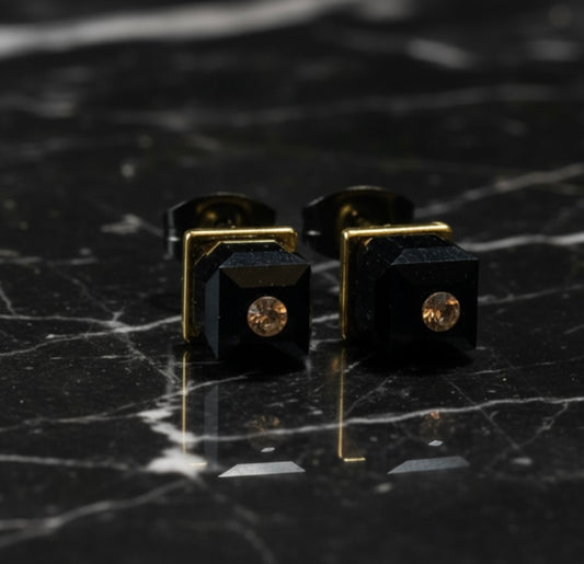 No 48 - Swarovski - Cube 5601 noir 6mm sur base dorée.