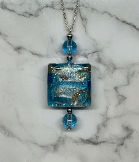No 34 - Murano - Carré 20mm Bombata feuille or blanc 24 carats bleu aigue-marine.